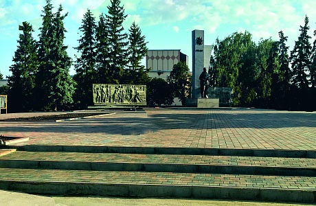 В Наровчате завершили благоустройство сквера у памятника погибшим воинам В Наровчате завершили благоустройство сквера у памятника погибшим воинам
